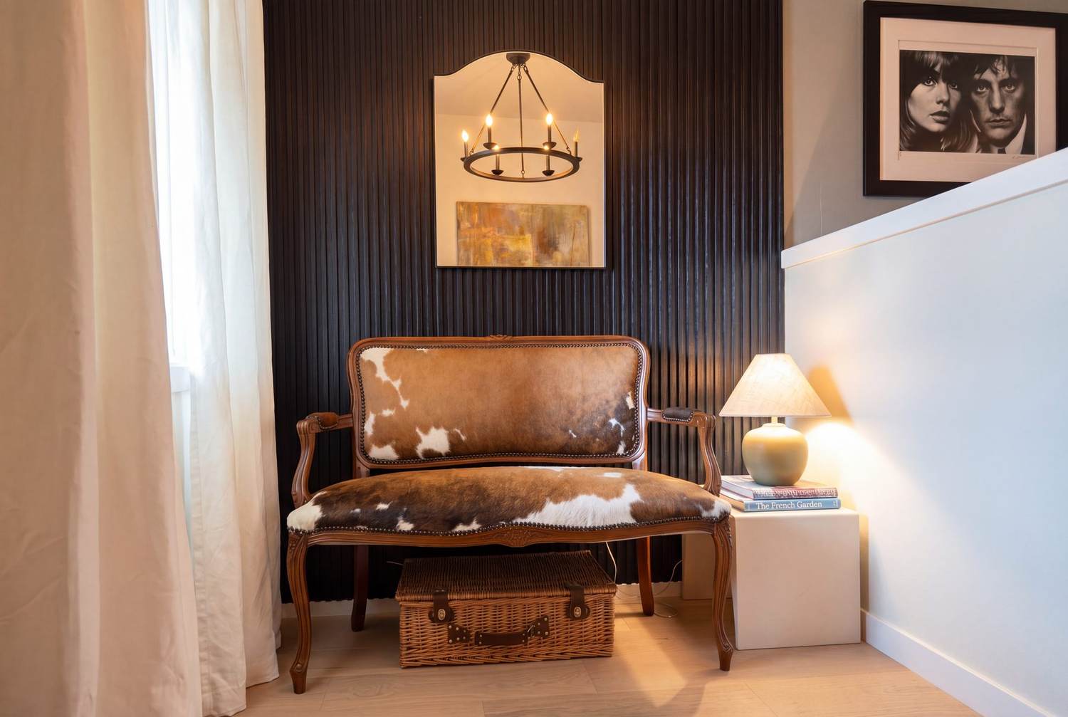 Sitting nook with feature wall